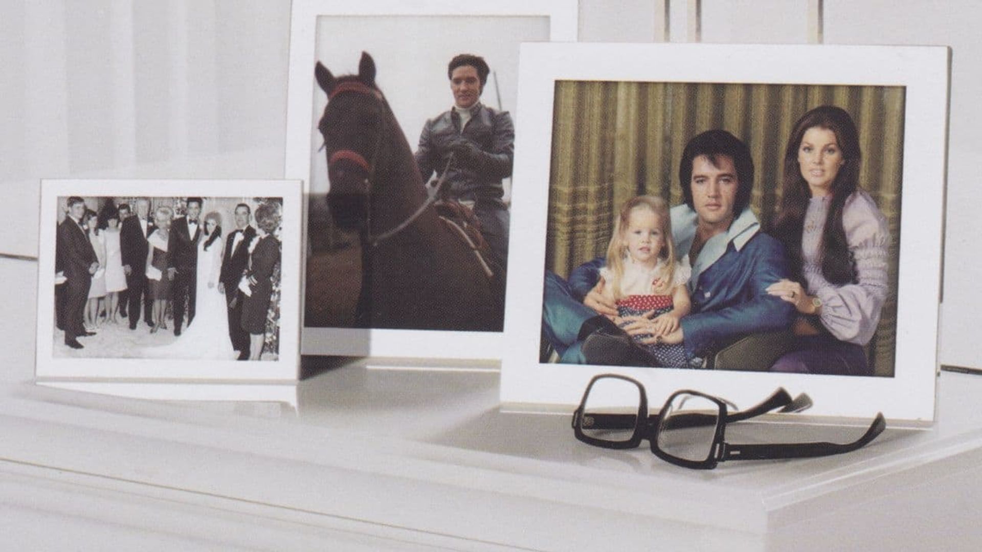 Elvis by the Presleys background