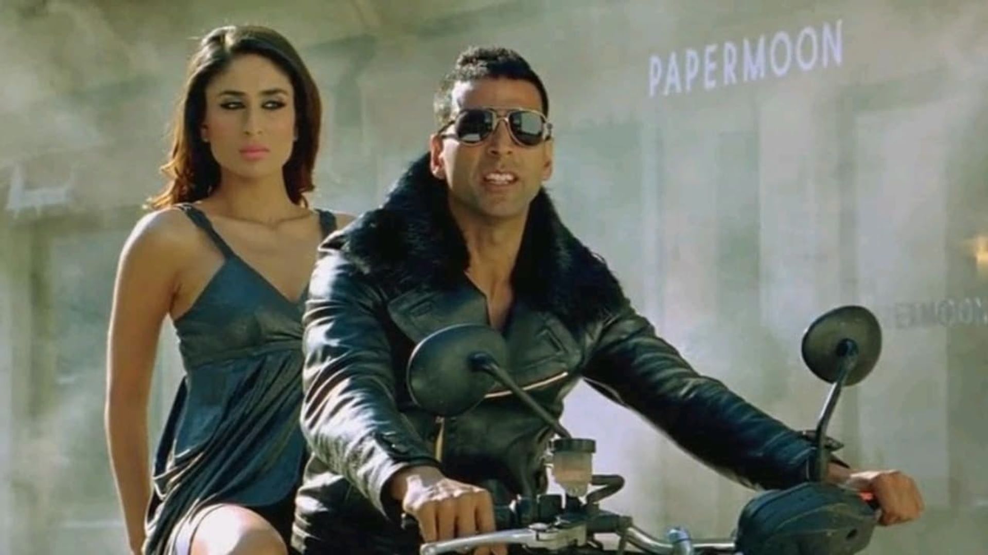 Kambakkht Ishq background