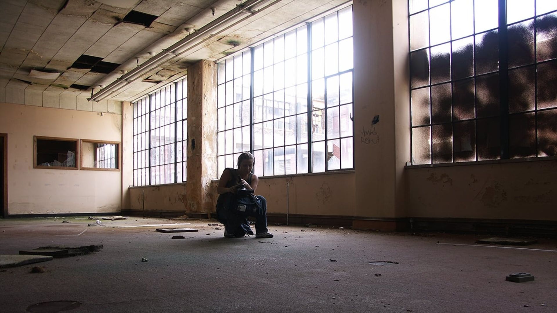 Urban Explorers: Into the Darkness background