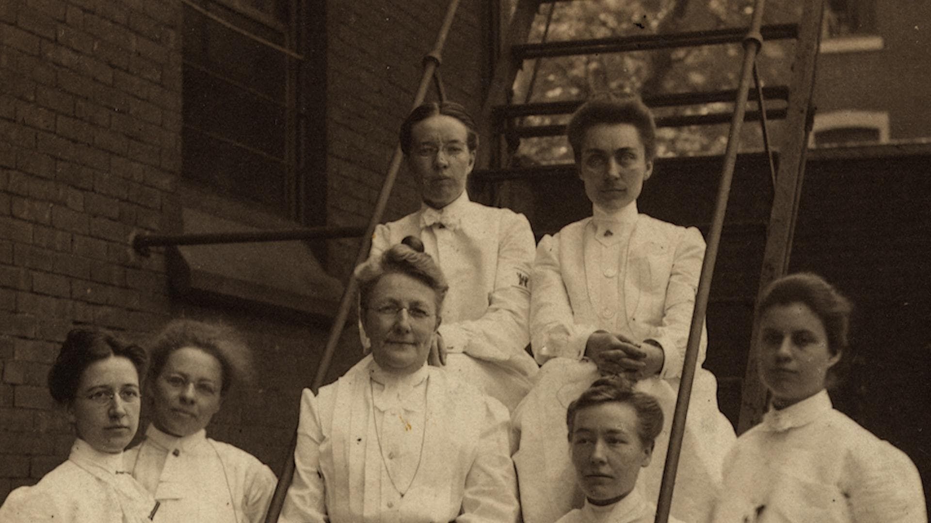 Daring Women Doctors background