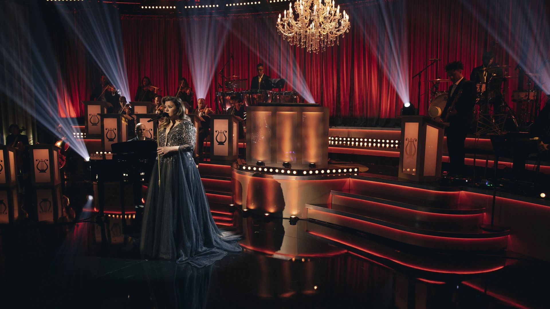 Kelly Clarkson Presents: When Christmas Comes Around background