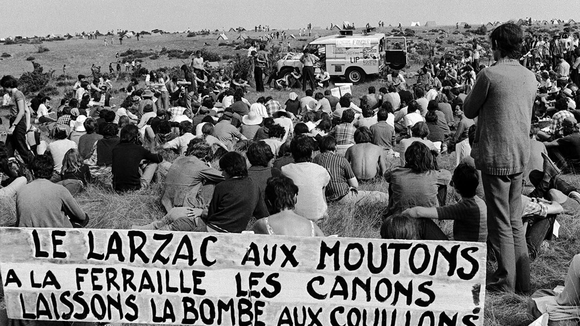 Tous au Larzac background