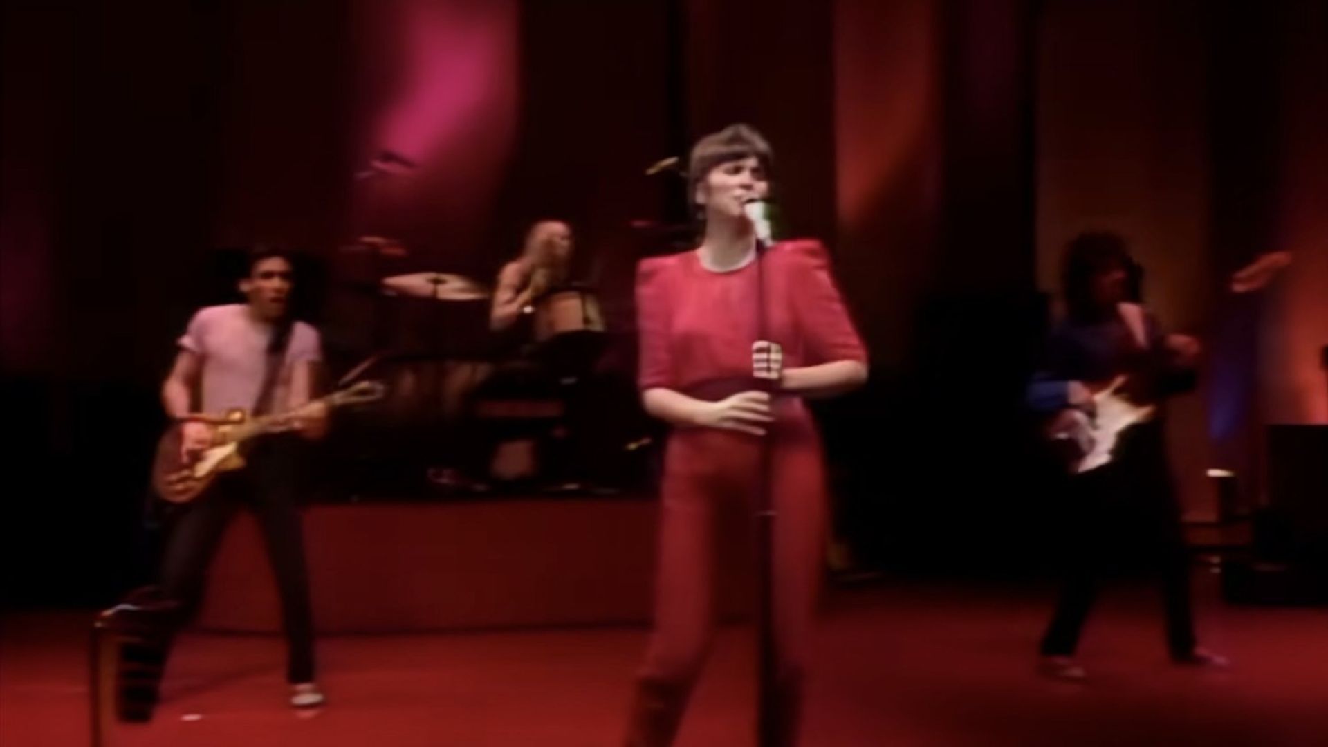 Linda Ronstadt in Concert background