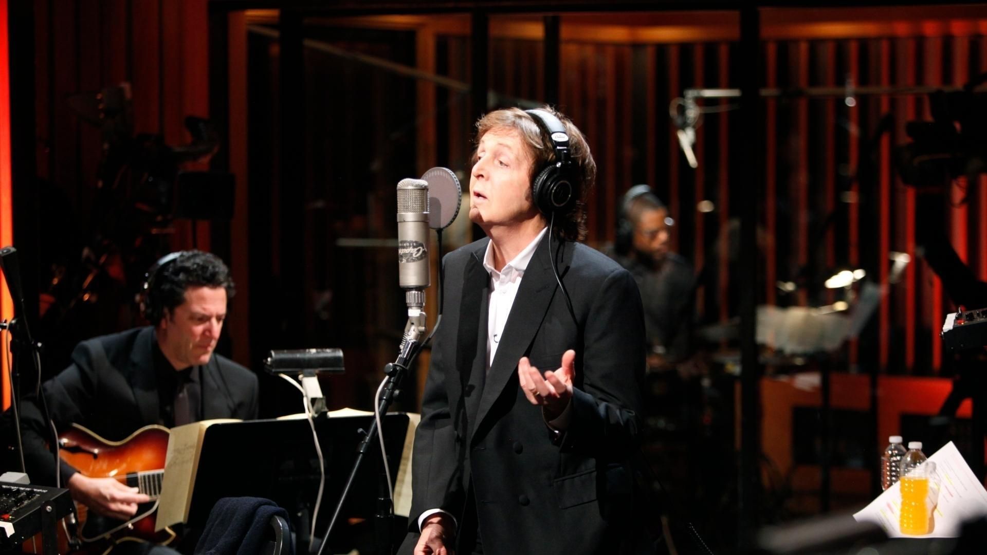 Paul McCartney's Live Kisses background