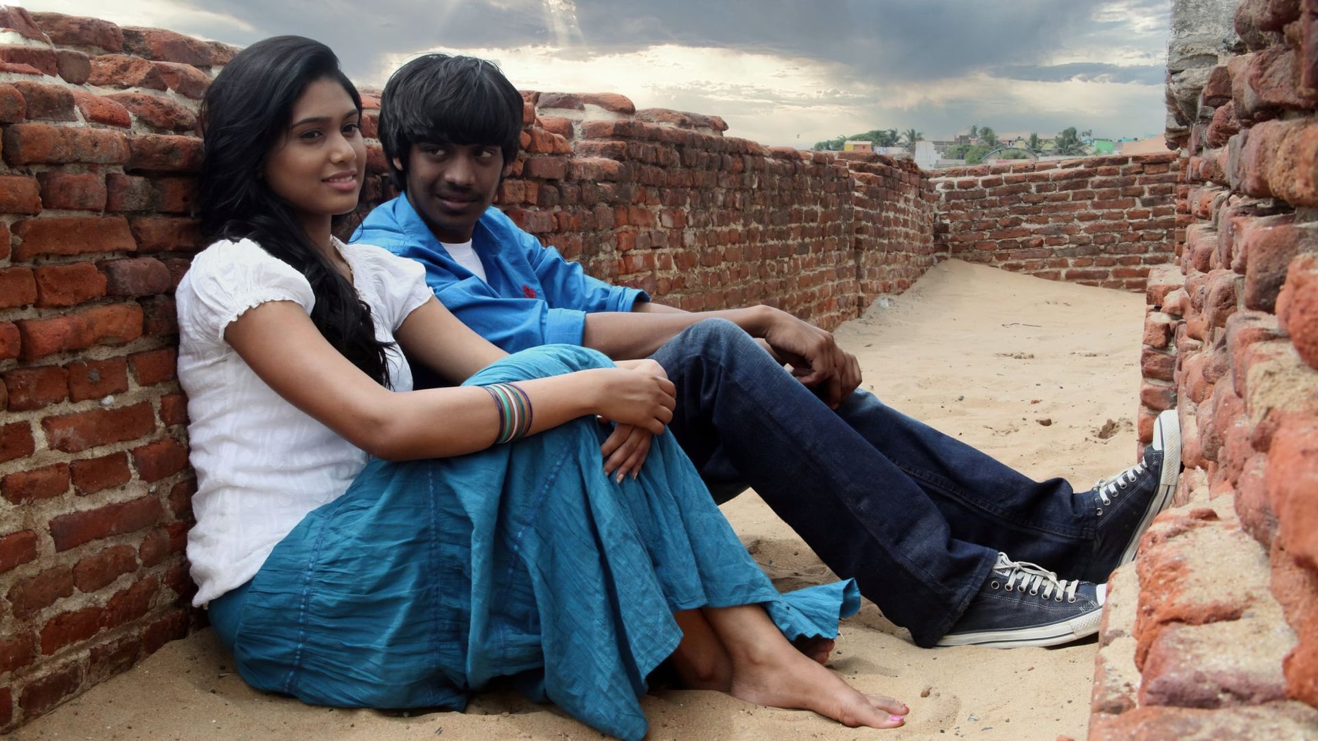 Aadhalal Kadhal Seiveer background