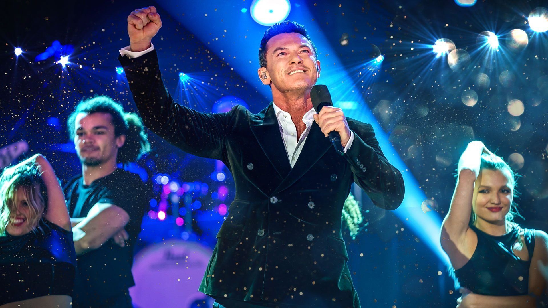 Luke Evans: Showtime! background