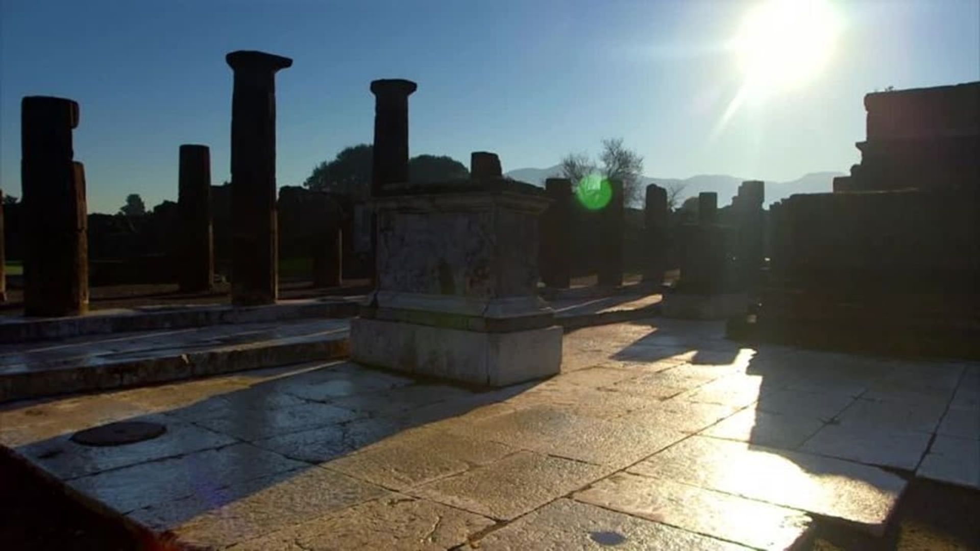The Other Pompeii: Life & Death in Herculaneum background