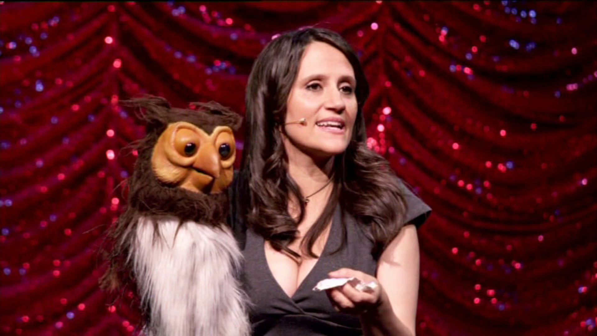 Nina Conti: Talk to the Hand background