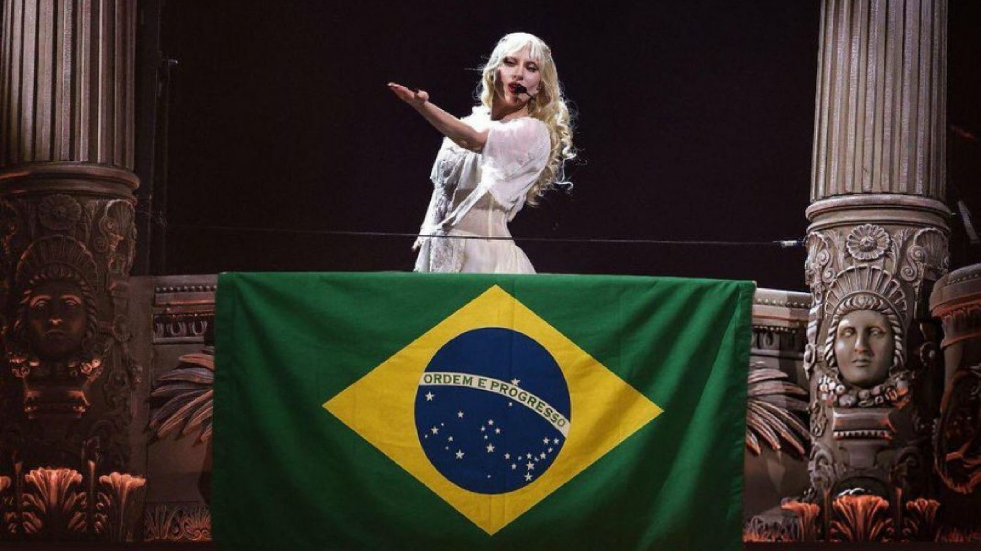 Todo Mundo no Rio com Lady Gaga background