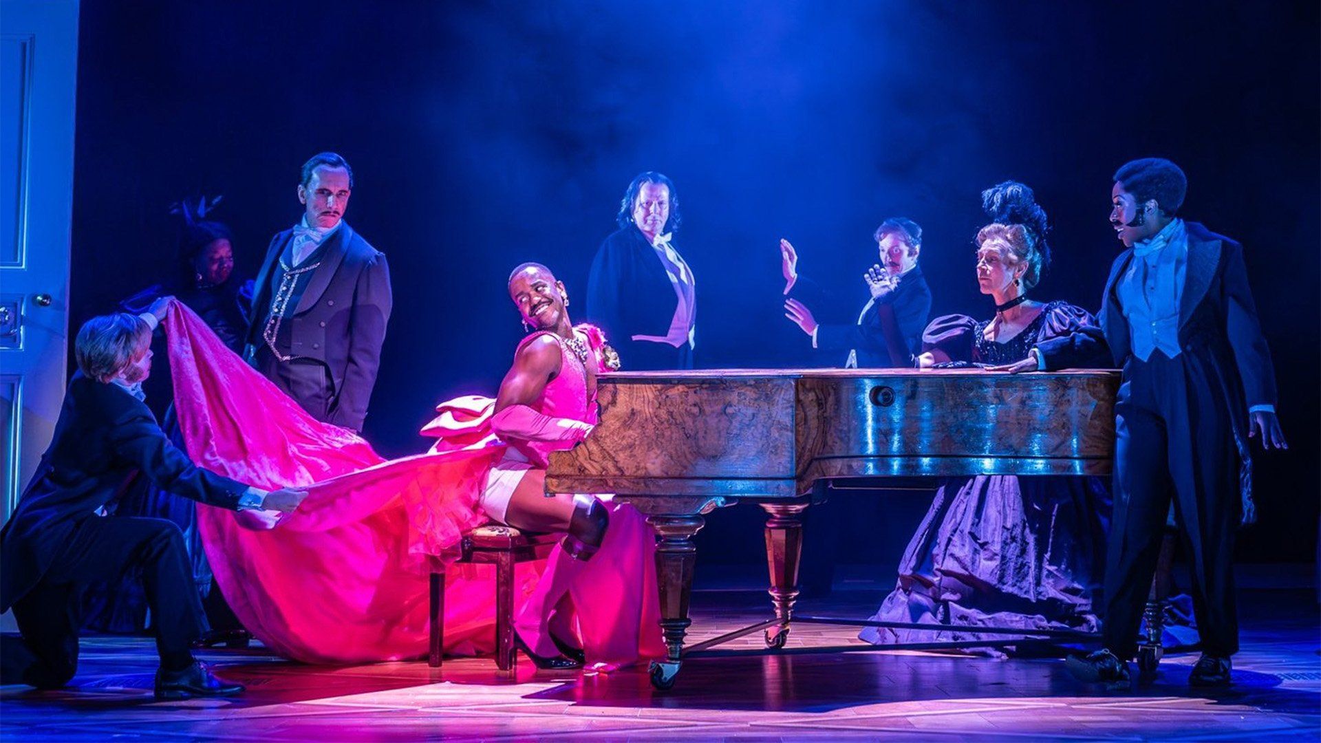 National Theatre Live: The Importance of Being Earnest background