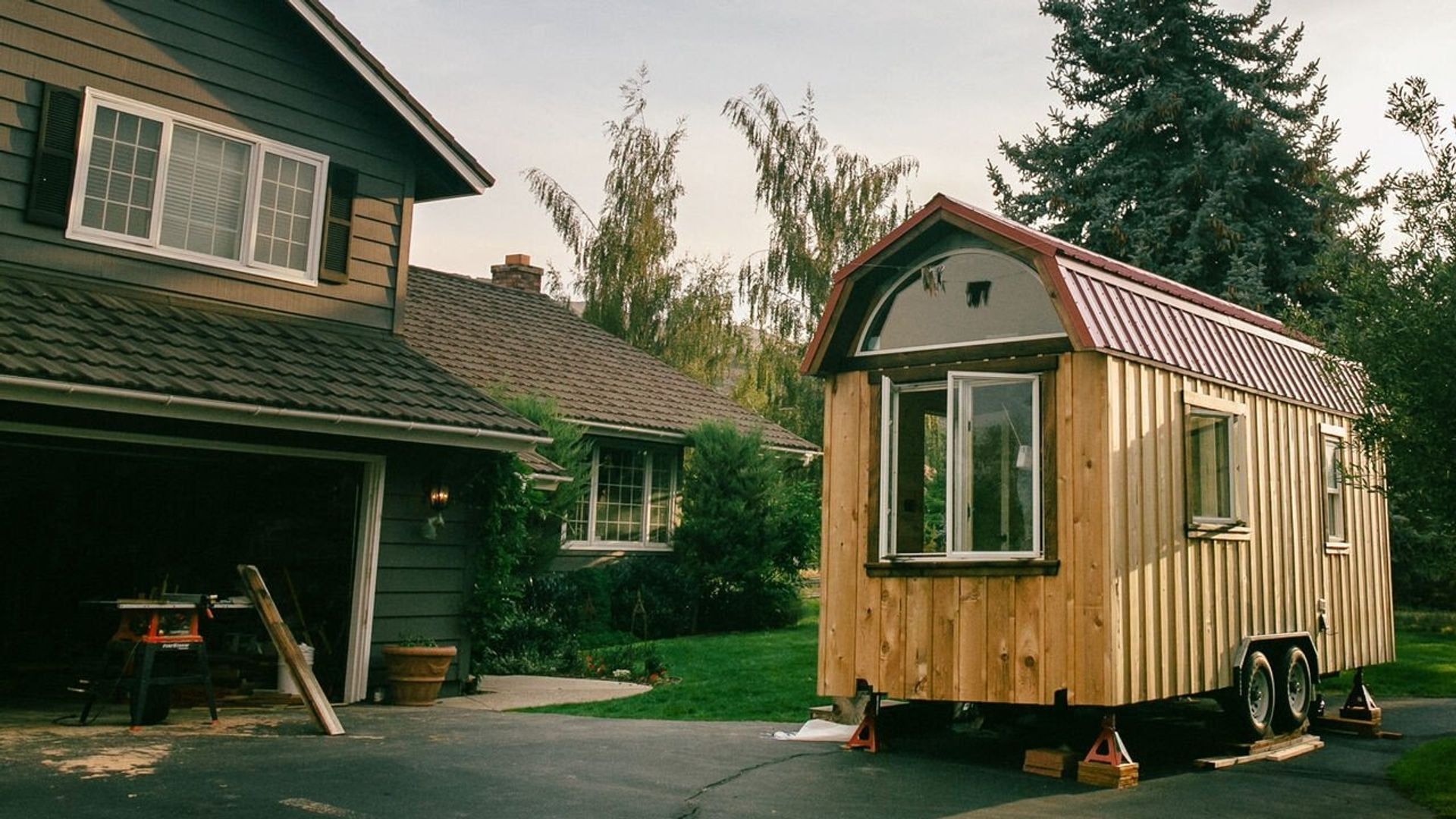 Small Is Beautiful: A Tiny House Documentary background