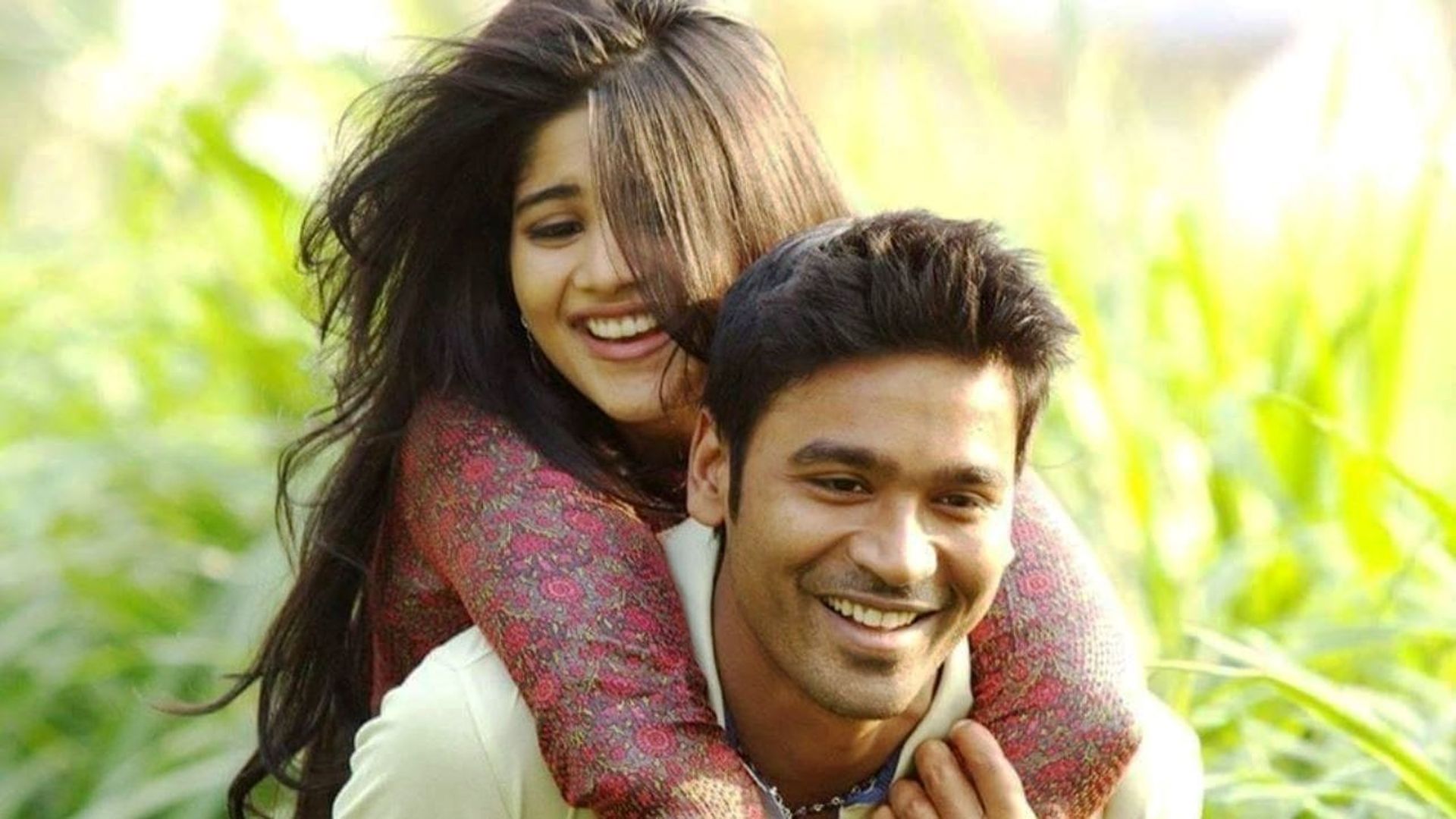 Enai Noki Paayum Thota background