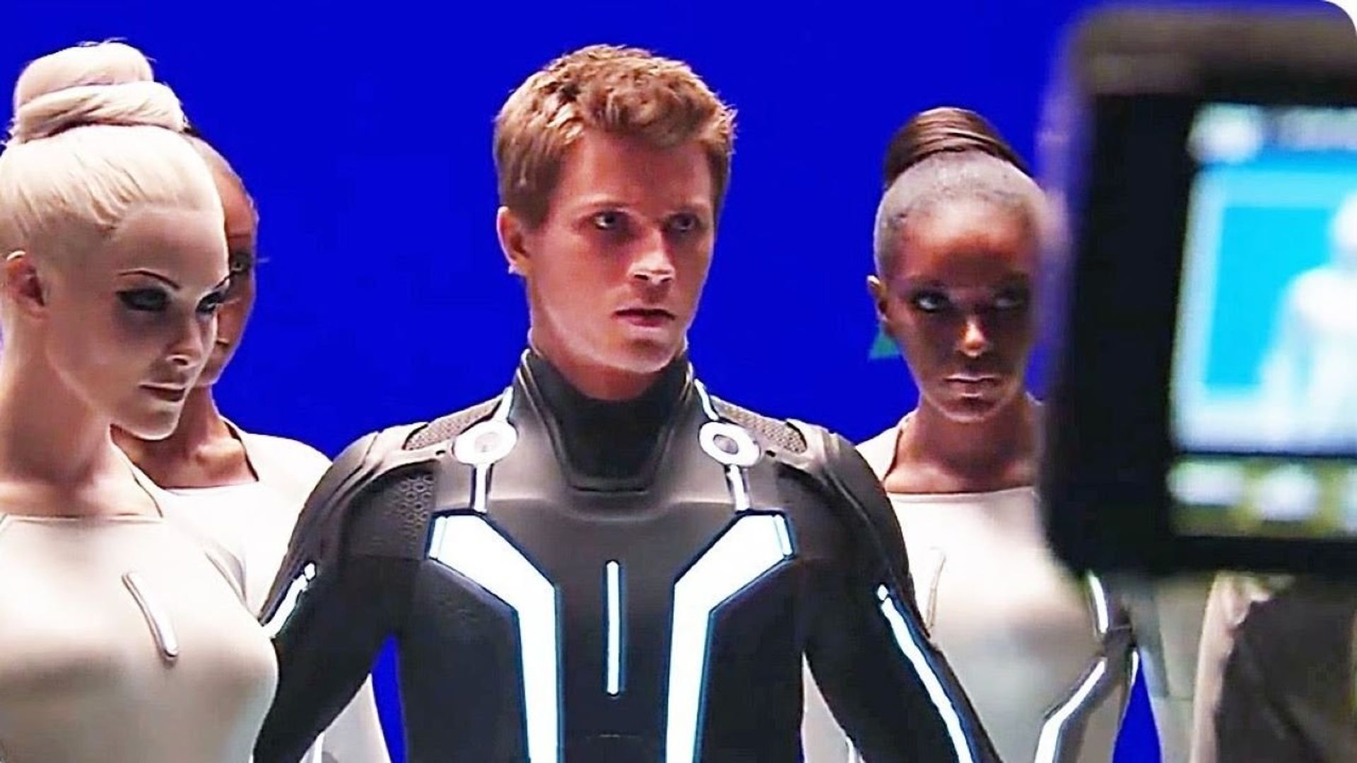 Installing the Cast of 'TRON: Legacy' background