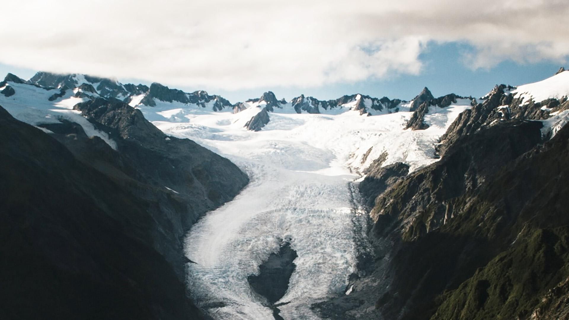 New Zealand: Earth's Mythical Islands background