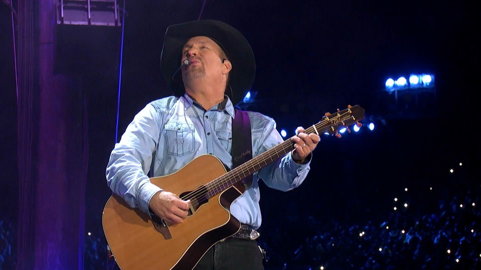 Garth: Live at Notre Dame background