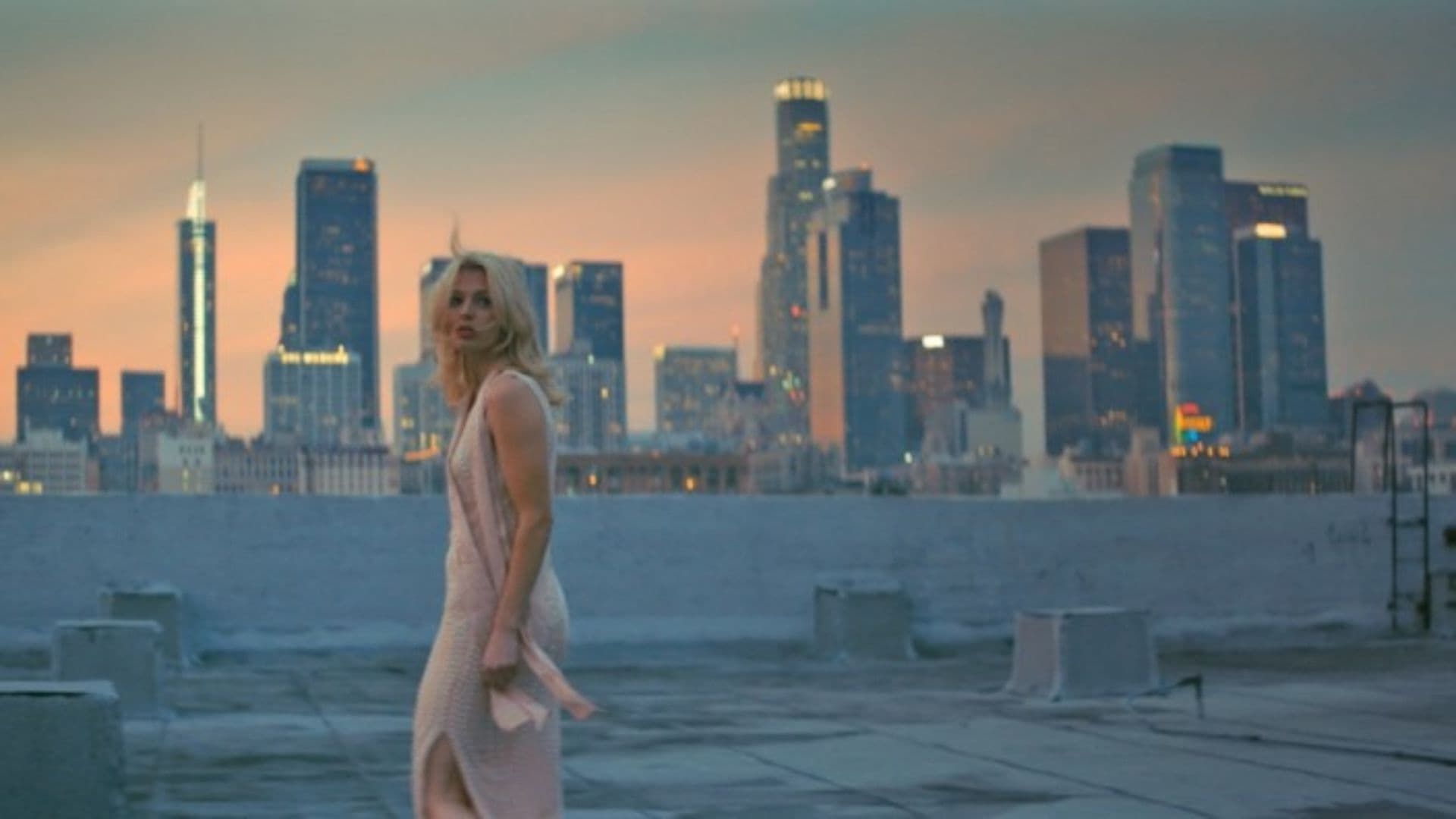 A Song of an Unknown Actress background