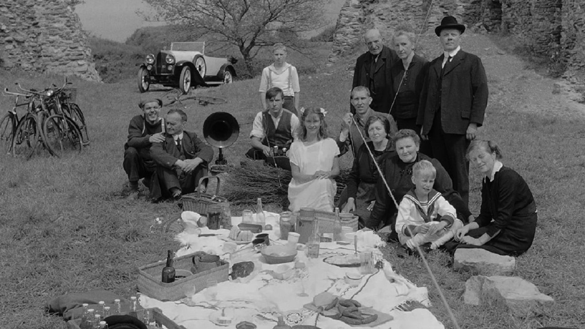Heimat: A Chronicle of Germany background