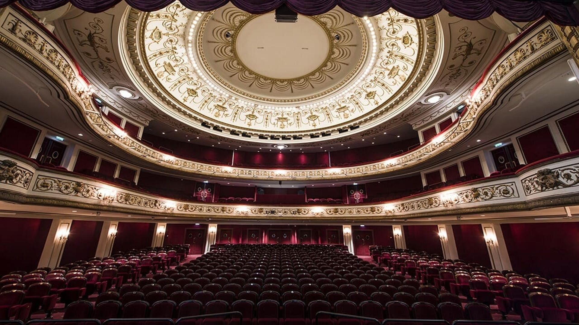 Au théâtre ce soir background