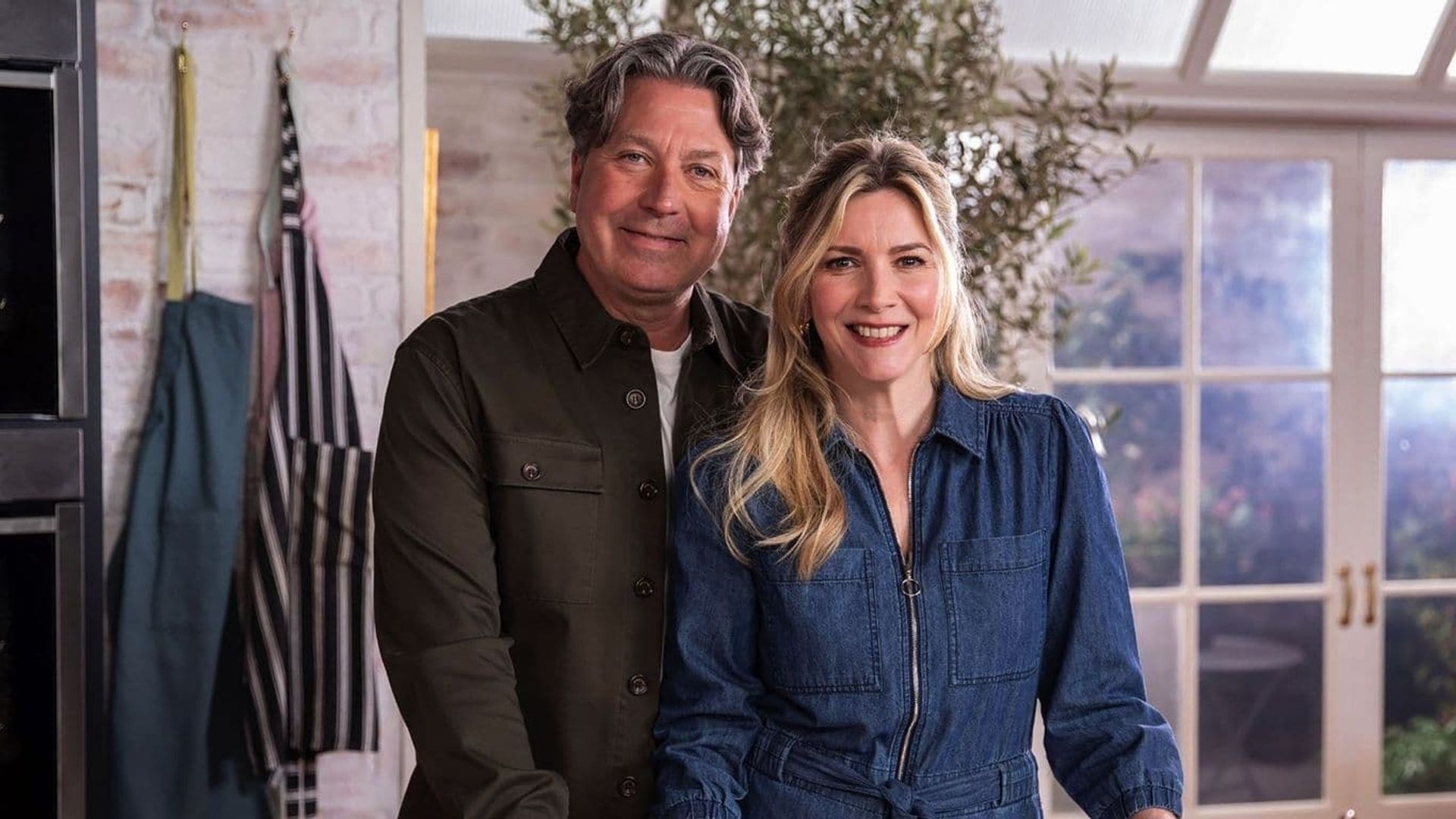 John and Lisa's Weekend Kitchen background