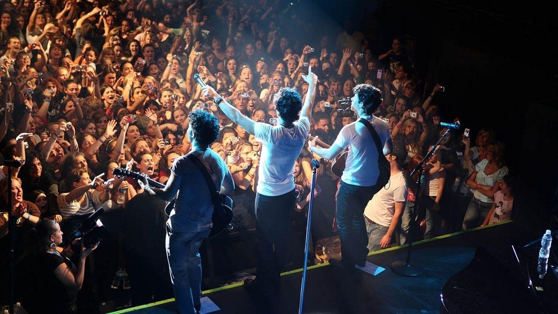 Jonas Brothers: Living the Dream background