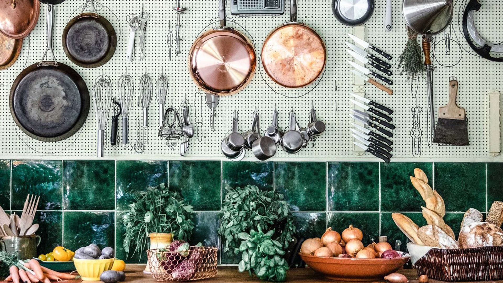 La Pitchoune: Cooking in France background