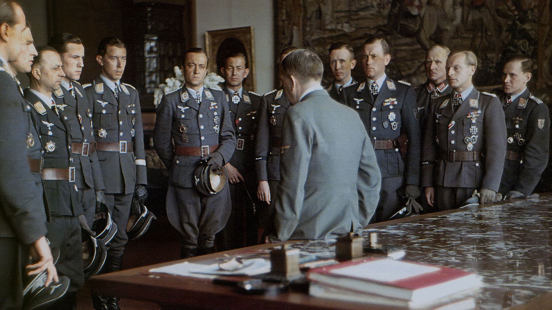 Apocalypse, le crépuscule d'Hitler background