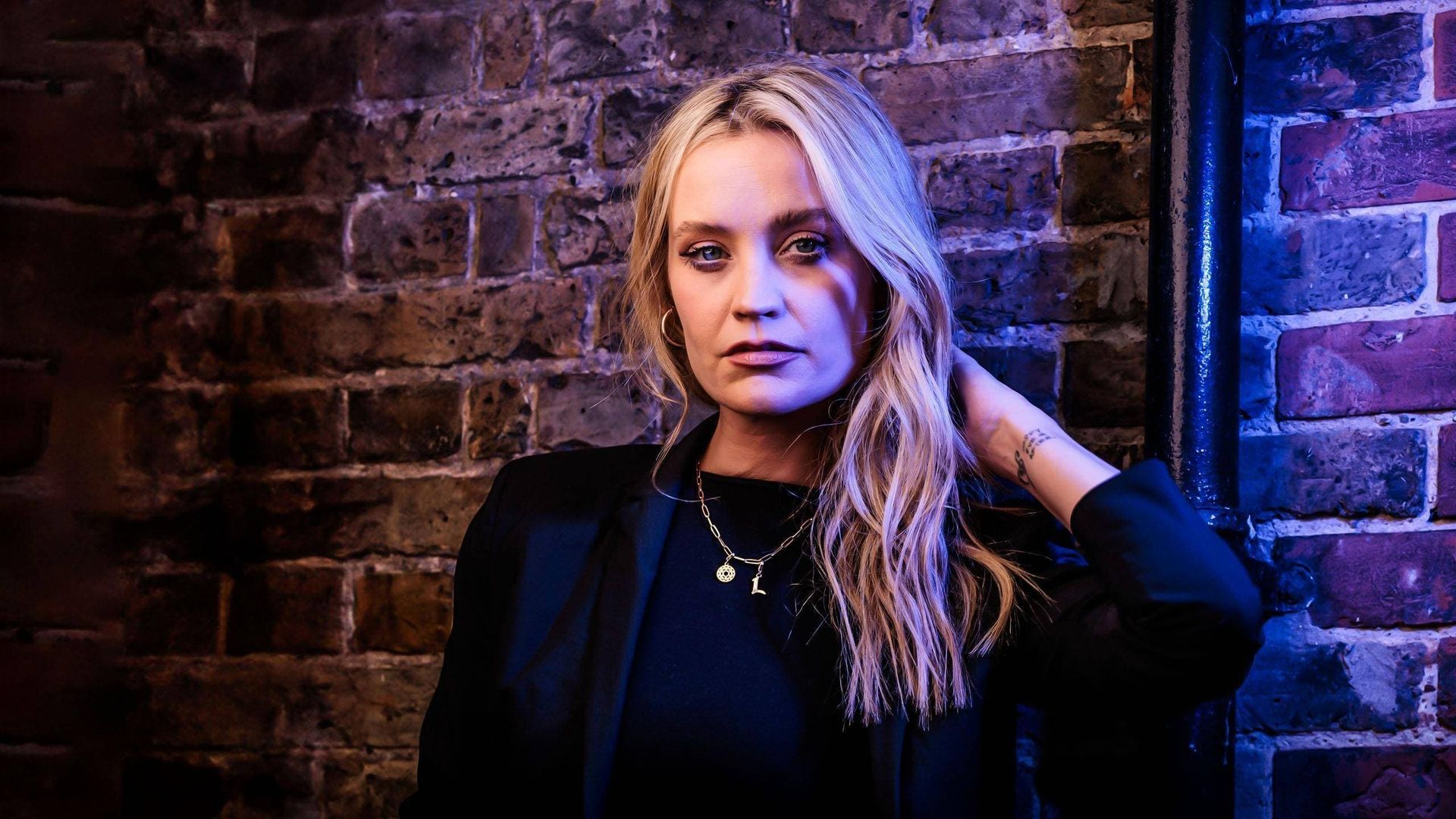 Laura Whitmore Investigates background