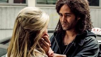 Episode 75 Mikhel vertrekt naar Londen, hij laat Lisa alleen achter